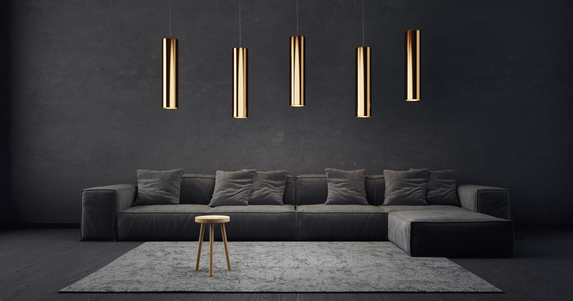 Grå chaiselong sofa i stue med flotte guld lamper fra loftet