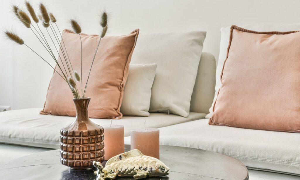 Lys beige sofa med flotte puder i pink